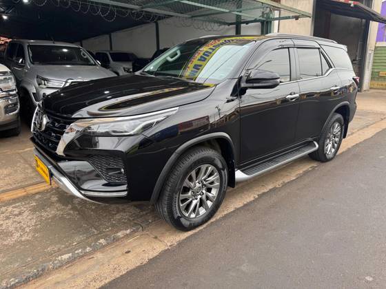 TOYOTA HILUX SW4 2.8 D-4D TURBO DIESEL SRX 7L 4X4 AUTOMÁTICO